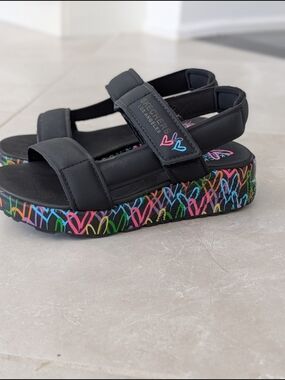 2/$45 Skechers x JGoldcrown Heart Print Sandals – Kids Size 3